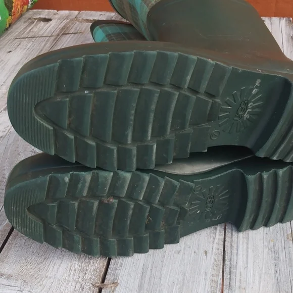 UGG plaid x hunter green rainboots - Picture 8 of 15
